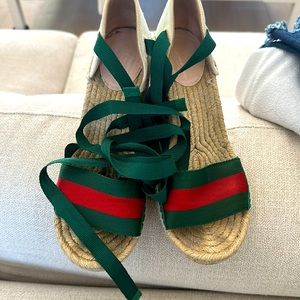 Gucci wedges size 8. Such a great day time shoe! Very comfortable. Size 8.